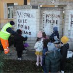I bimbi della scuola dell’infanzia Gulliver puliscono il monumento partigiano di San Maurizio