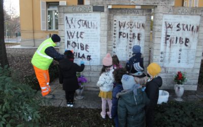 I bimbi della scuola dell’infanzia Gulliver puliscono il monumento partigiano di San Maurizio