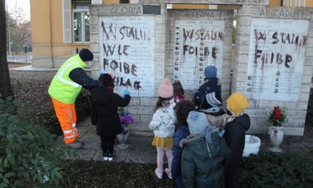 I bimbi della scuola dell’infanzia Gulliver puliscono il monumento partigiano di San Maurizio