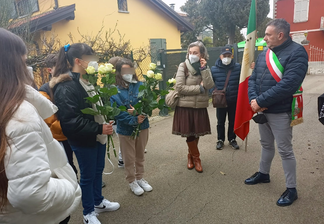 Fiori e parole sulla targa di Etla e Moszek