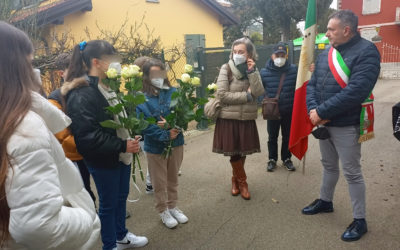 Fiori e parole sulla targa di Etla e Moszek
