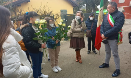 Fiori e parole sulla targa di Etla e Moszek