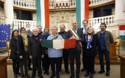 Il tricolore di Giorgio Morelli donato al sindaco di Reggio Emilia