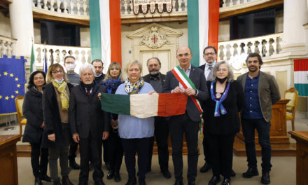 Il tricolore di Giorgio Morelli donato al sindaco di Reggio Emilia