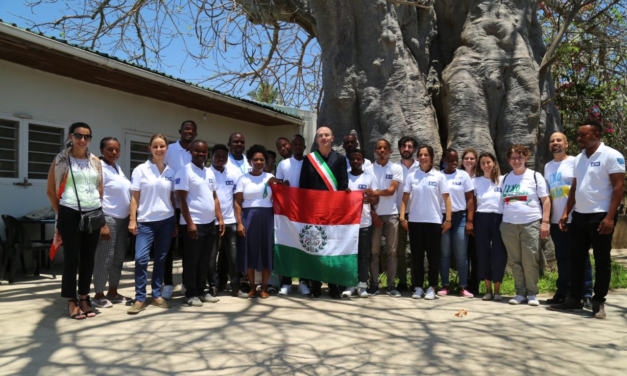 Il sindaco Luca Vecchi consegna il primo tricolore all’ufficio della fondazione E35 a Pemba, in Mozambico