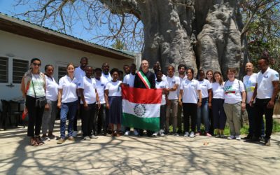 Il sindaco Luca Vecchi consegna il primo tricolore all’ufficio della fondazione E35 a Pemba, in Mozambico