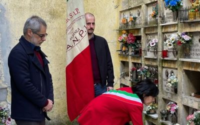 Un mazzo di rose bianche per ricordare Isaia Cassinadri, giovane albinetano ucciso dai tedeschi il giorno dopo l’Operazione Tombola