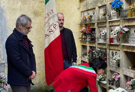 Un mazzo di rose bianche per ricordare Isaia Cassinadri, giovane albinetano ucciso dai tedeschi il giorno dopo l’Operazione Tombola