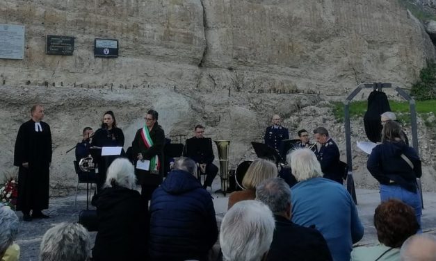 Inaugurata a Kahla, al memoriale delle vittime del campo di lavoro nazista, la Campana della pace fusa a Castelnovo ne’ Monti