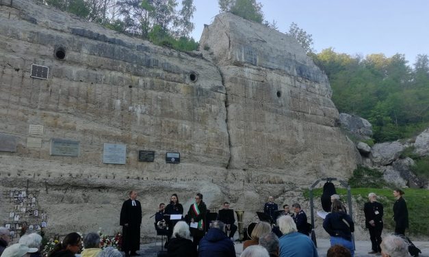 Inaugurata a Kahla, al memoriale delle vittime del campo di lavoro nazista, la Campana della pace fusa a Castelnovo ne’ Monti